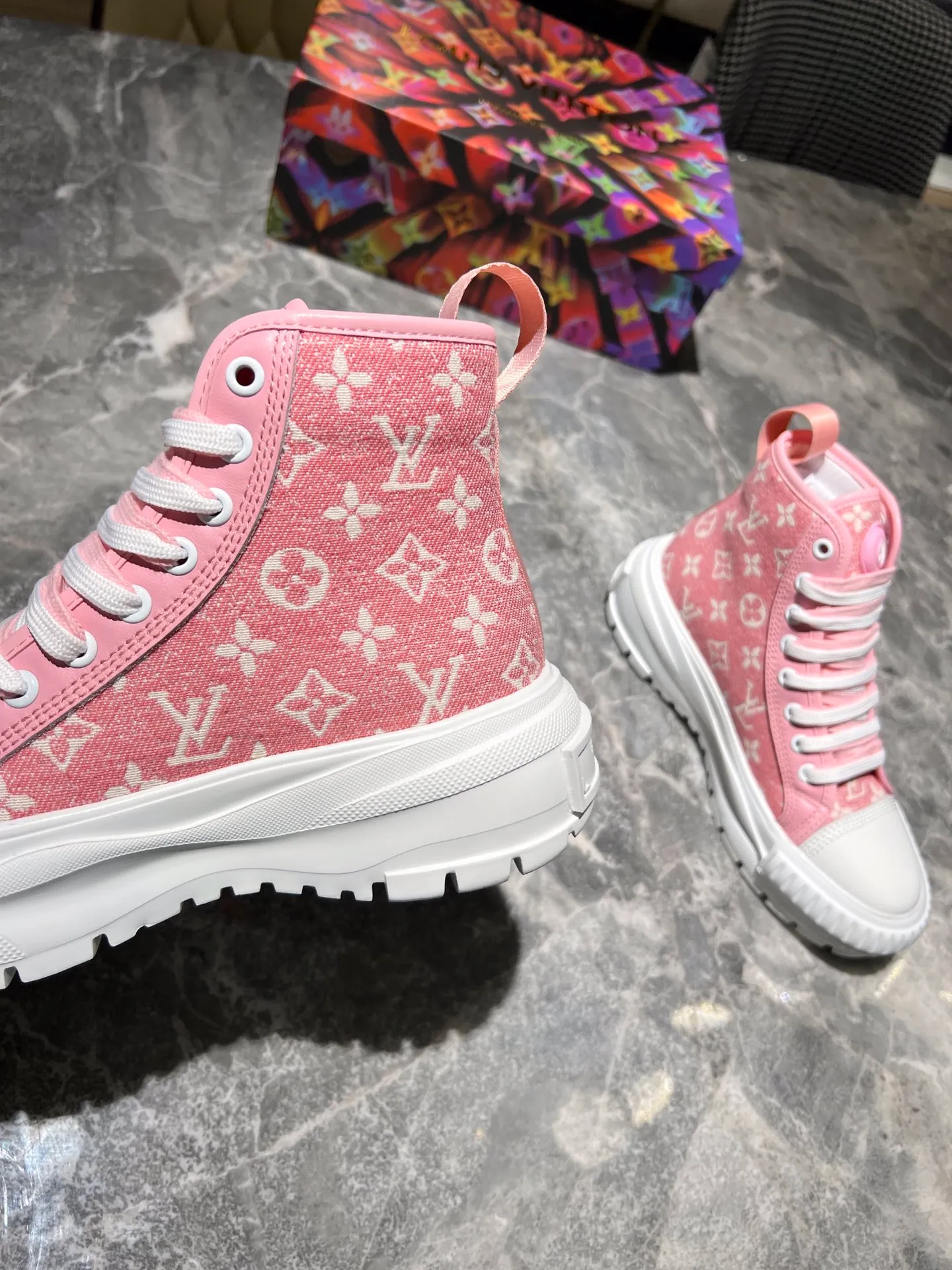 👟👟Ex-factory price 480👟👟 This LV Squad sneaker is made of Monogram denim to show the freshness of summer. A thick, lug rubber outsole remains lightweight, and is detailed with double laces, patent eyelets, and a rubber LV Circle patch on the tongue. Detailed Features Monogram denim Double laces Thick lugged rubber outsole Rubber LV Circle logo on tongue Color: Blue and Pink Size: 35-41